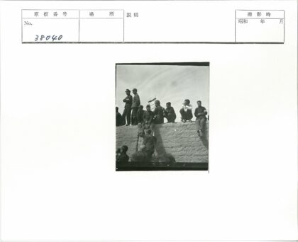 人群聚集高墙远眺.jpg