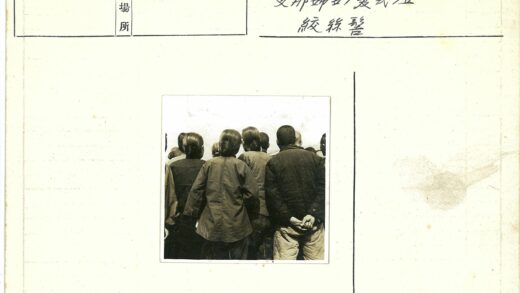人群背影历史合影.jpg