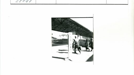 人群行走在建筑平台.jpg