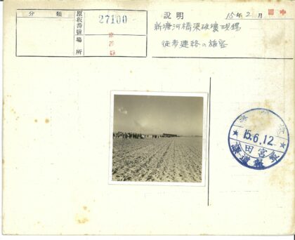 人群行走在贫瘠田野远处有建筑.jpg