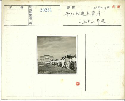人群走向三拱门的户外场景.jpg