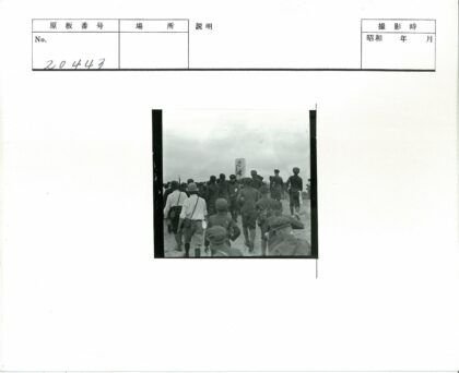 人群走向刻字纪念碑.jpg
