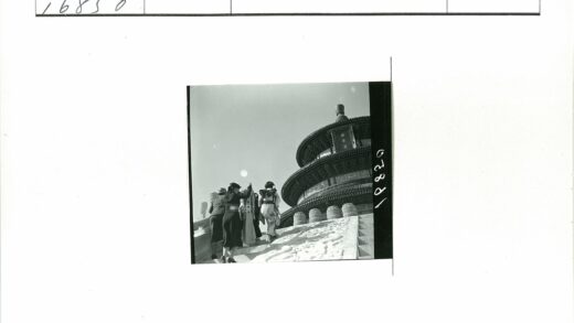 人群走向华丽建筑台阶.jpg
