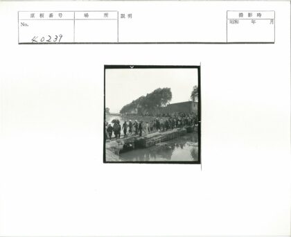 人群走过石桥历史风景.jpg