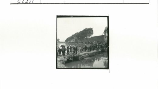 人群走过石桥历史风景.jpg