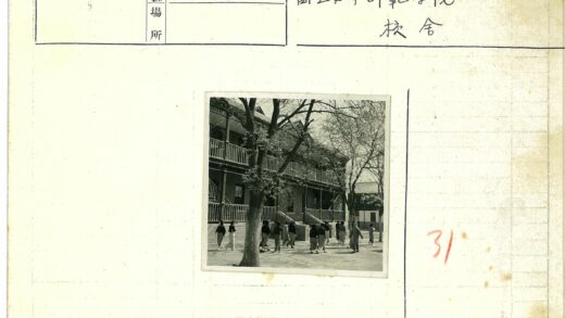 人群走过绿树环绕的多层建筑.jpg
