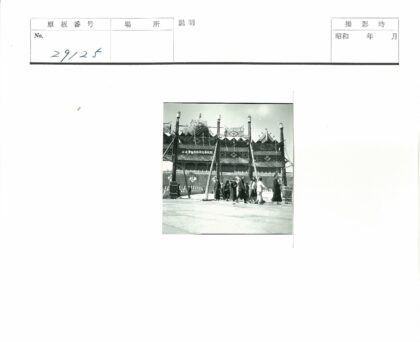 人群走过装饰建筑前.jpg