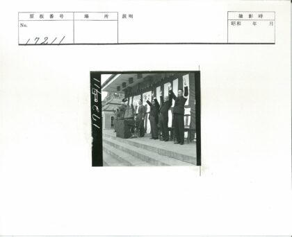 人群集会建筑台阶麦克风活动.jpg
