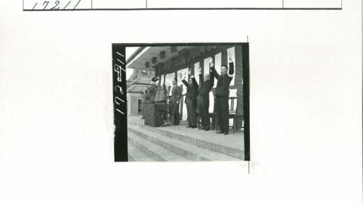 人群集会建筑台阶麦克风活动.jpg