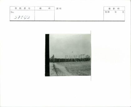 人群集会栅栏后远望鸟居阴云天.jpg
