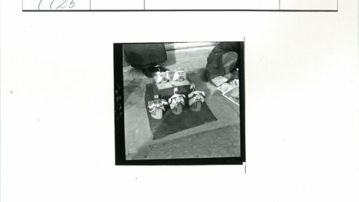 人行道上的华丽面具特写.jpg