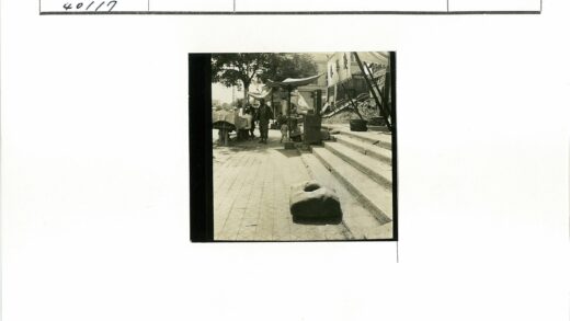 人行道上的市场摊位与石阶街景.jpg