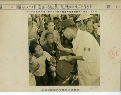 人道救援工作者与受助母子.jpg