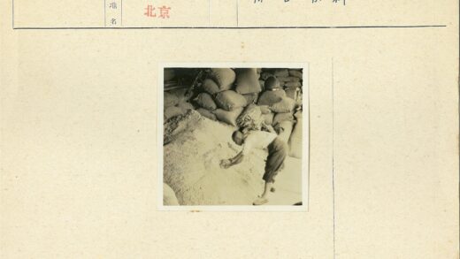 仓库工人弯腰处理谷物堆.jpg
