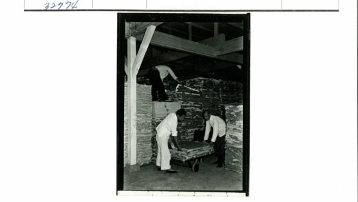 仓库工人搬运纸张工作场景.jpg