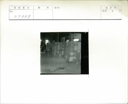 仓库砖堆与光影.jpg