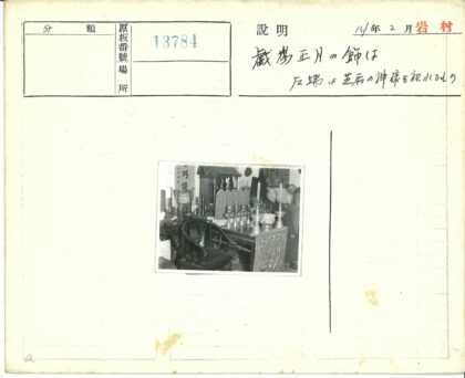 仪式桌旁沉思的男人与木柜.jpg