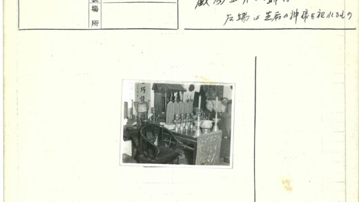 仪式桌旁沉思的男人与木柜.jpg