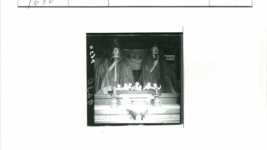 仪式长袍雕像与文字背景.jpg