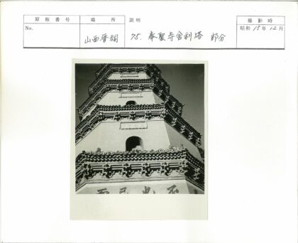 仰拍多层宝塔建筑结构.jpg