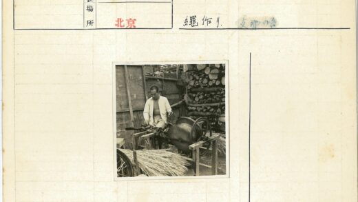 伐木工人操作机器原木稻草背景.jpg