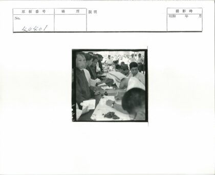 众人围桌书写排队等候.jpg
