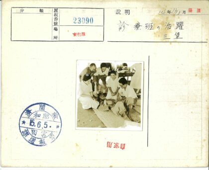 众人围观席上人场景.jpg