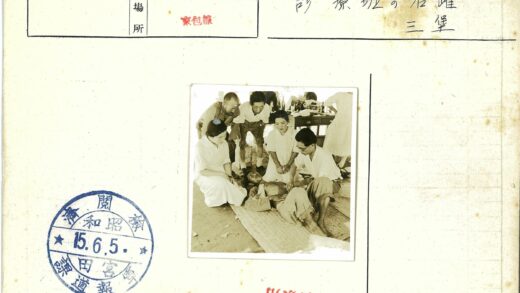 众人围观席上人场景.jpg