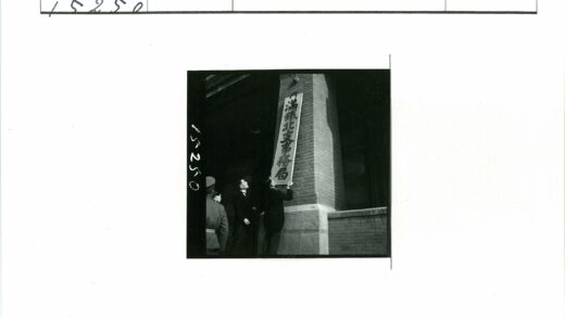 众人围观柱子竖牌老建筑.jpg