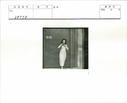 优雅女人与砖墙装饰门.jpg