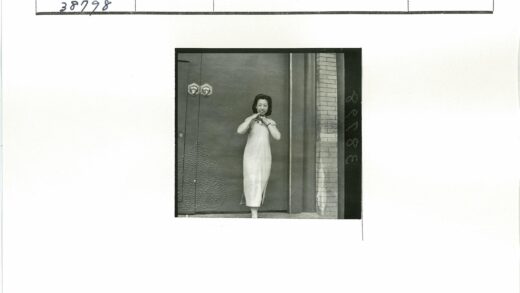 优雅女人与砖墙装饰门.jpg