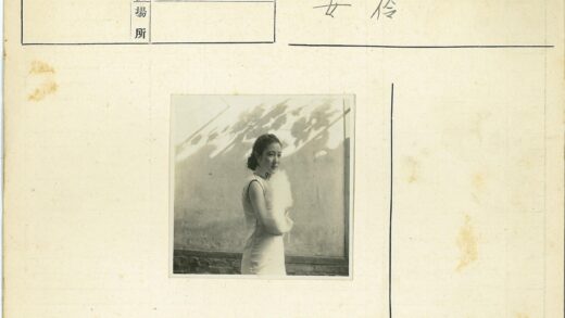 优雅女人持白绒靠叶墙.jpg