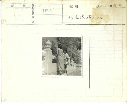 优雅女士与古典建筑栏杆合影.jpg