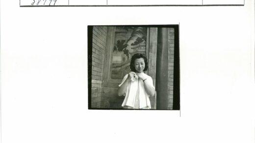 优雅女士与壁画背景.jpg