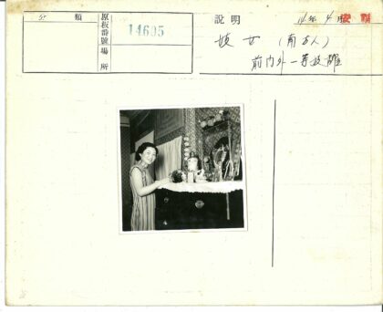 优雅女士与复古梳妆台.jpg