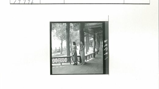优雅女士与自然步道.jpg