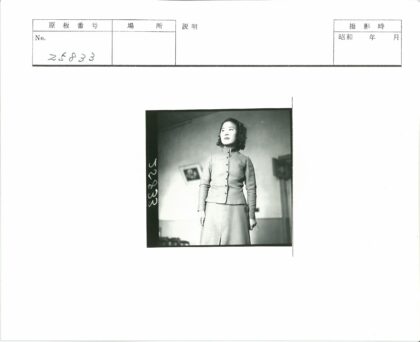 优雅女士室内肖像.jpg