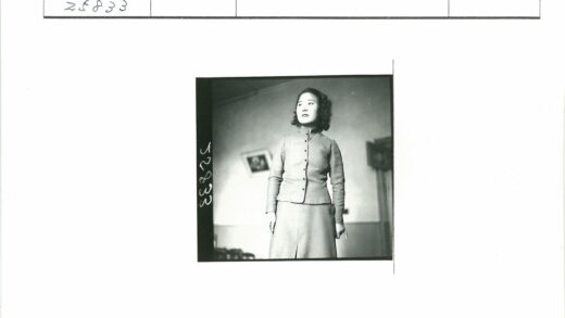 优雅女士室内肖像.jpg