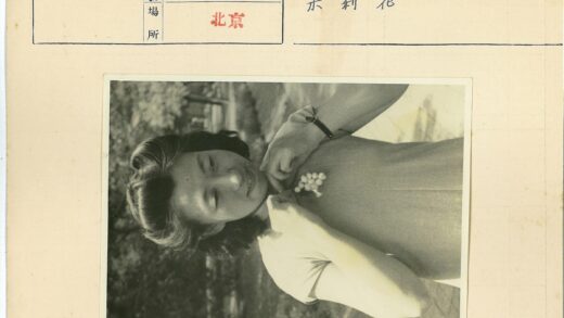 优雅女士整理项链公园留影.jpg