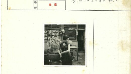 优雅女子与大型盆栽合影.jpg