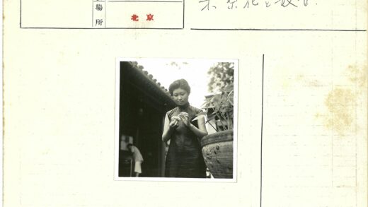 优雅女子持花与盆栽合影.jpg