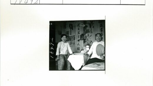 优雅女性与扇子的艺术时光.jpg