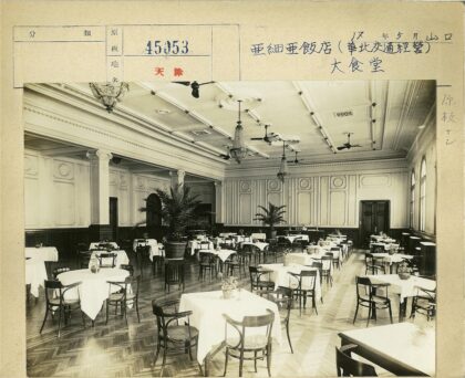 优雅餐厅空桌装饰环境.jpg