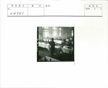 会议中的演讲者与听众.jpg