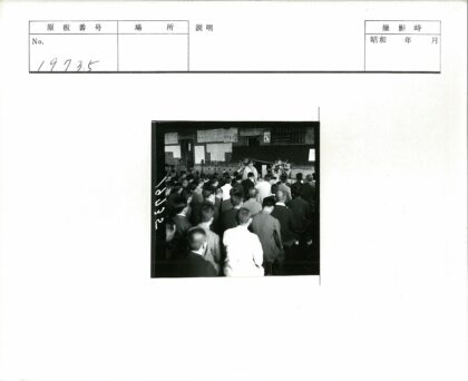 会议室演讲与图表展示.jpg