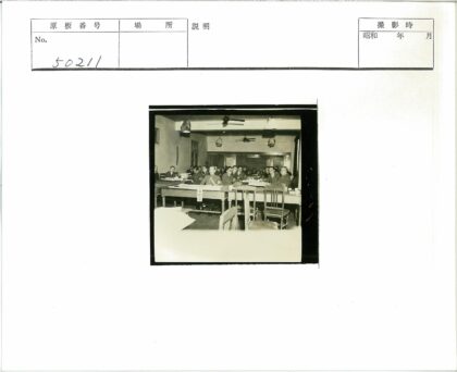 会议室西装制服团队讨论.jpg