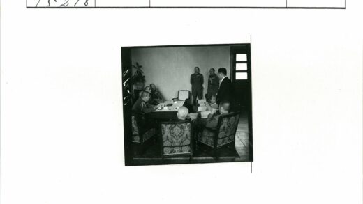 会议室讨论与阅读场景.jpg