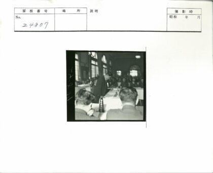 会议室讨论历史文件.jpg
