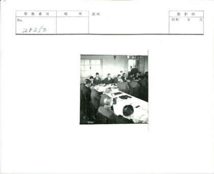 会议室讨论商务的西装男人们.jpg