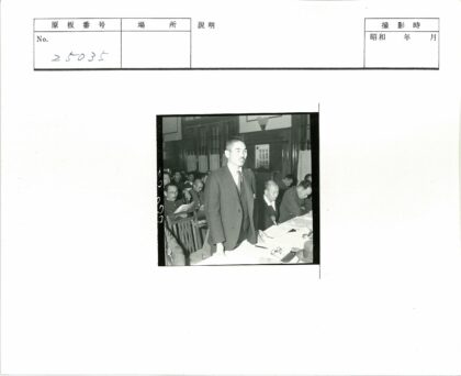 会议室讨论工作场景.jpg